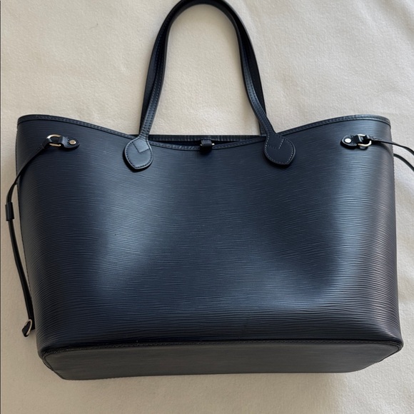 Louis Vuitton
Epi Neverfull MM w/Pouch - Picture 10 of 17